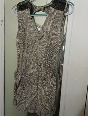 Women's Striped Sleeveless Pocket Pullover Dress in Black and Tan